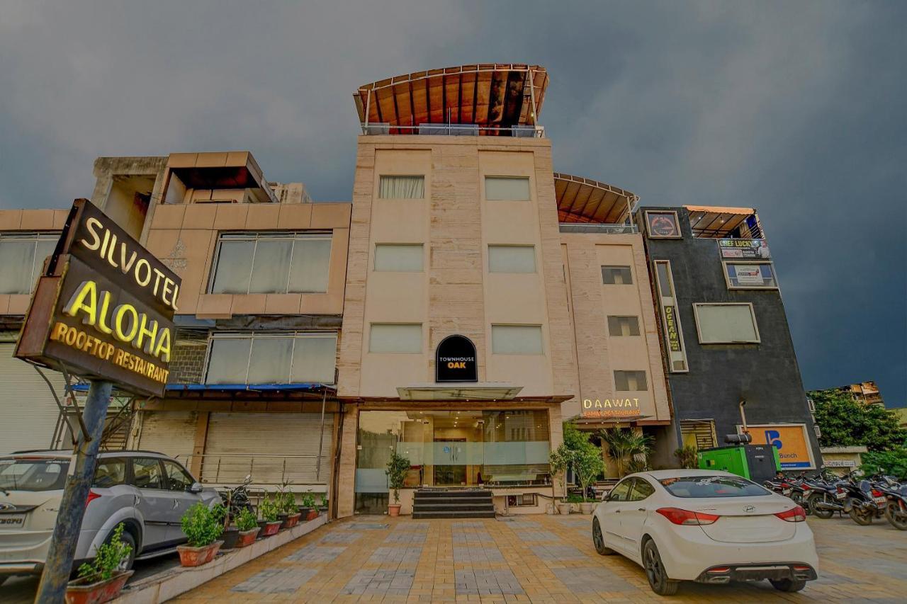 Vaccinated Staff- Townhouse Oak Hotel Silvotel إندور المظهر الخارجي الصورة
